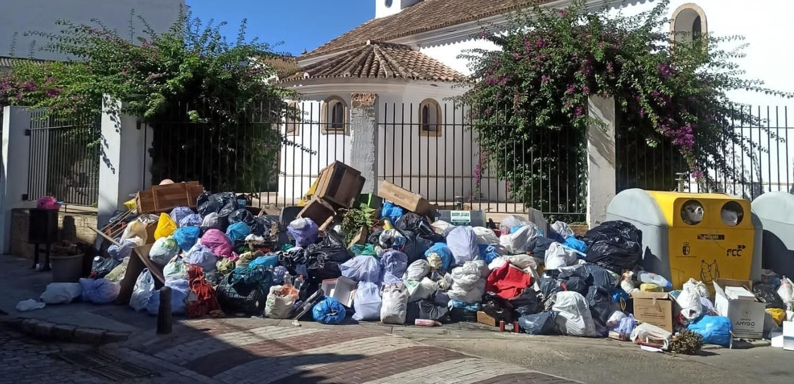Basura apilada esta semana en Almonte.