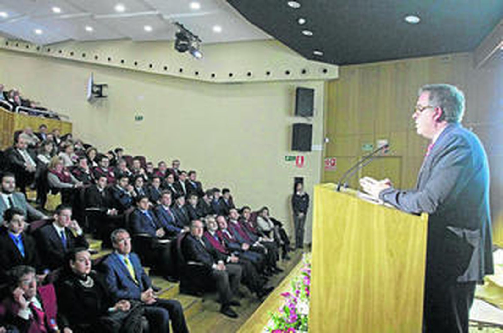 Un instante del acto del colegio Montecalpe celebrado ayer en el auditorio Millán Picazo.