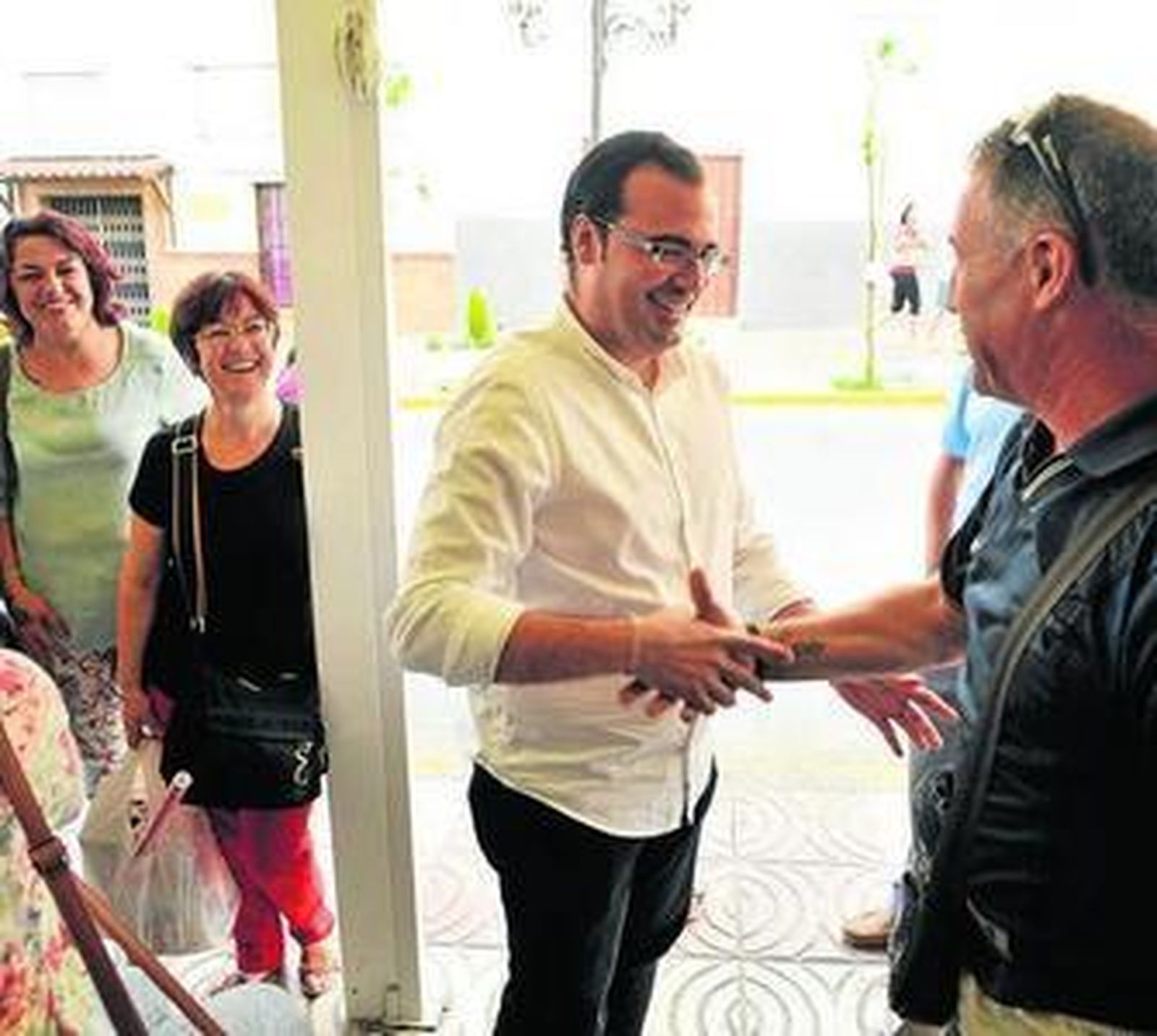 El regidor recibe el saludo de uno de sus vecinos, en Bornos.