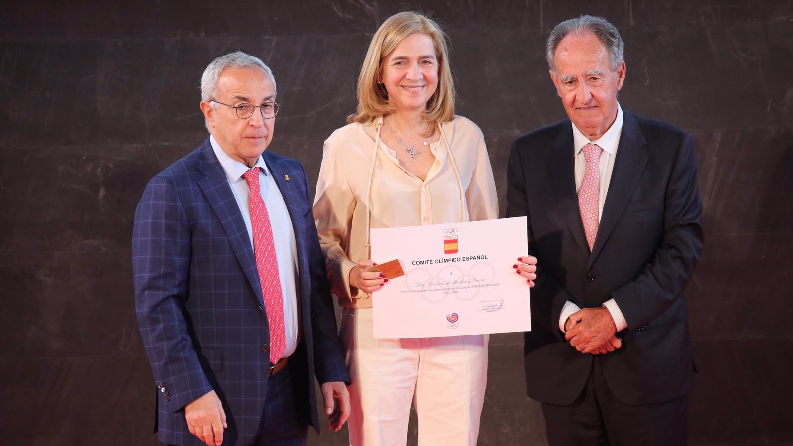 La infanta Cristina recoge su diploma del COE por Seúl 1988