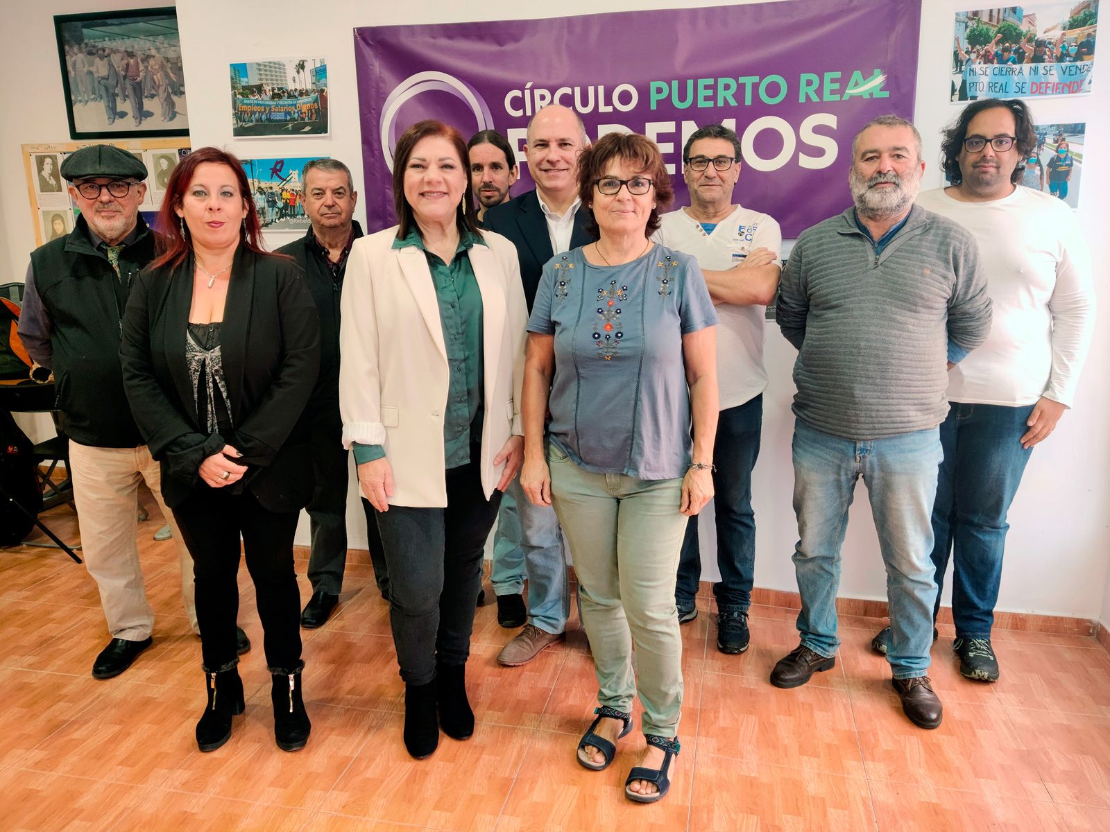 Militantes de Podemos Puerto Real junto a Ascensión Ruiz (en el centro)