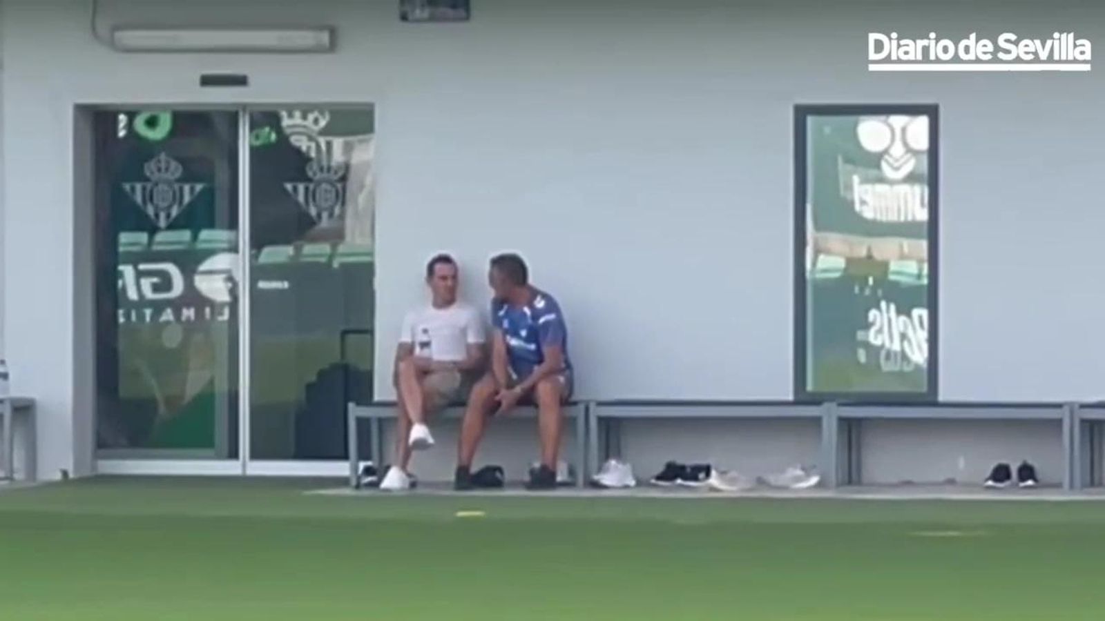 Andrés Guardado visita al Betis durante su estancia en Sevilla