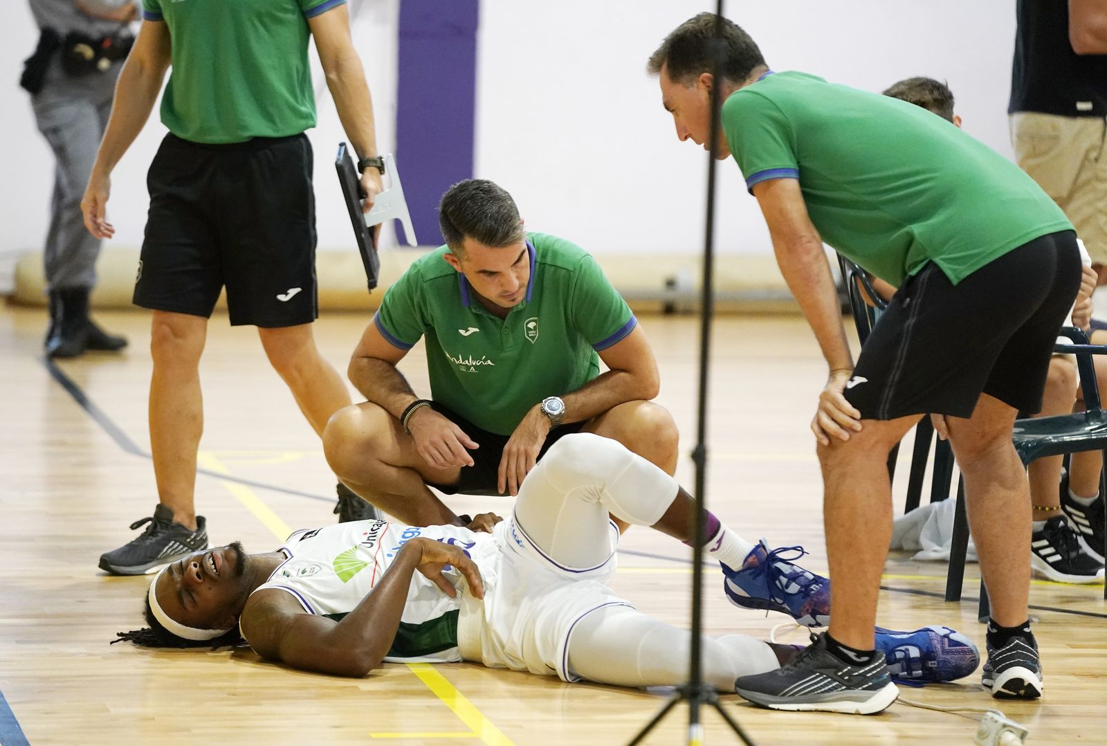 Kendrick Perry, tendido en el suelo.