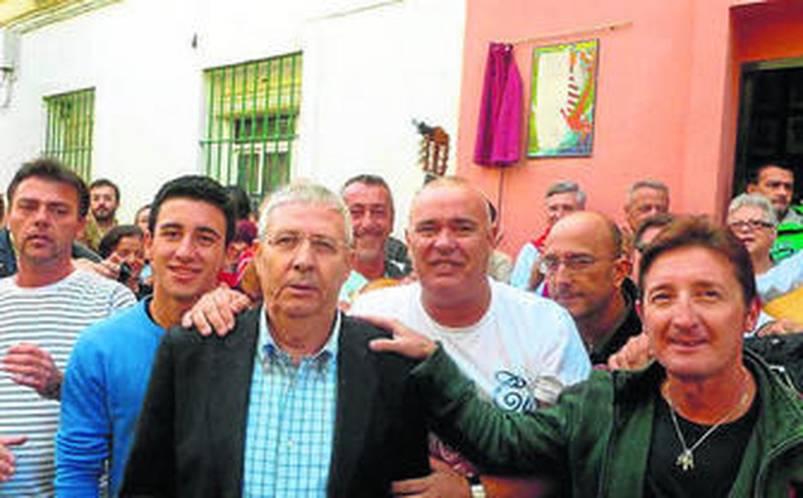 Carapalo con el hijo del Petra y ex integrantes de 'El crimen del mes de mayo'.