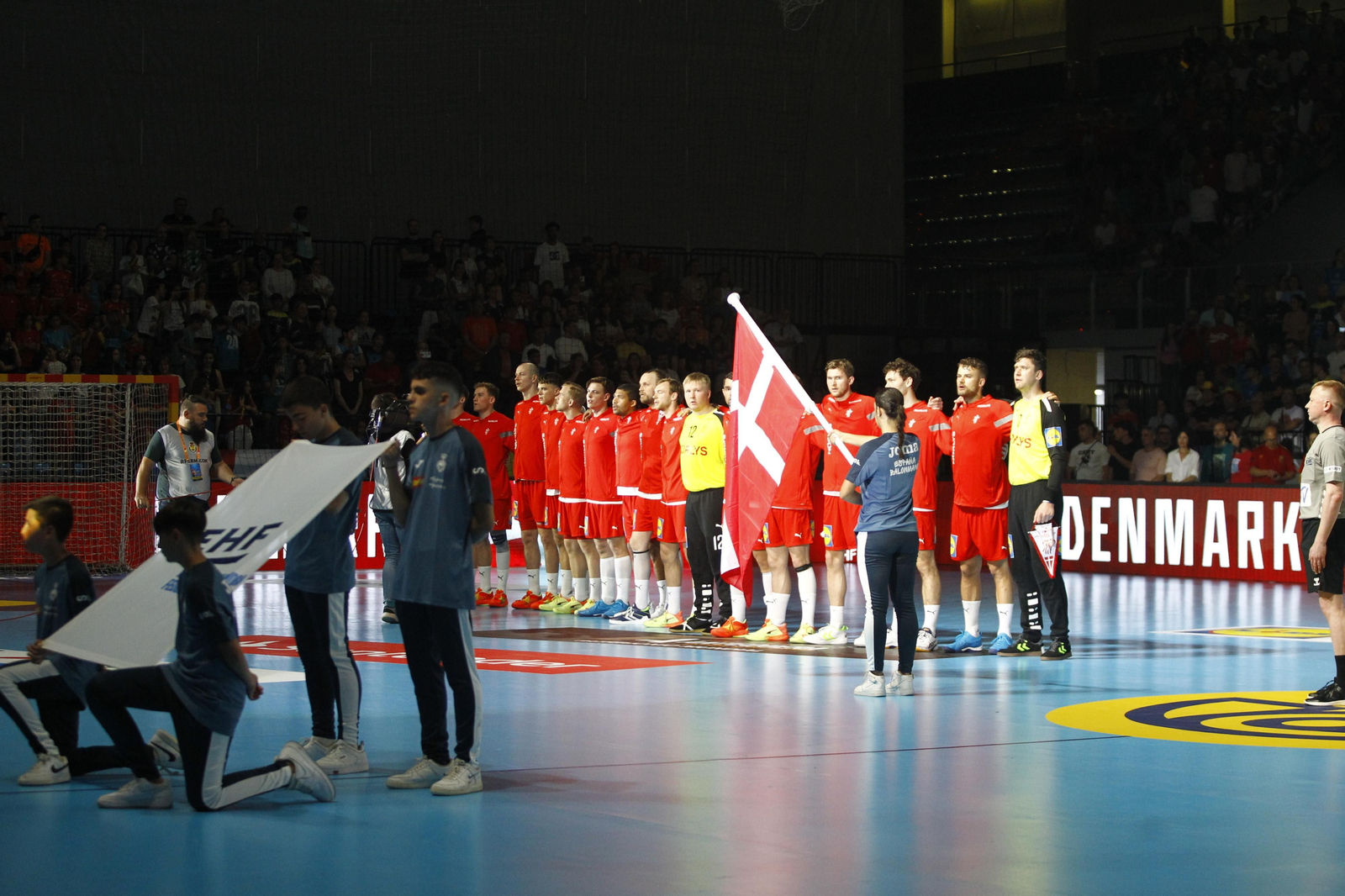 Imágenes del España-Dinamarca de la EHF Euro Cup de balonmano, en Almería