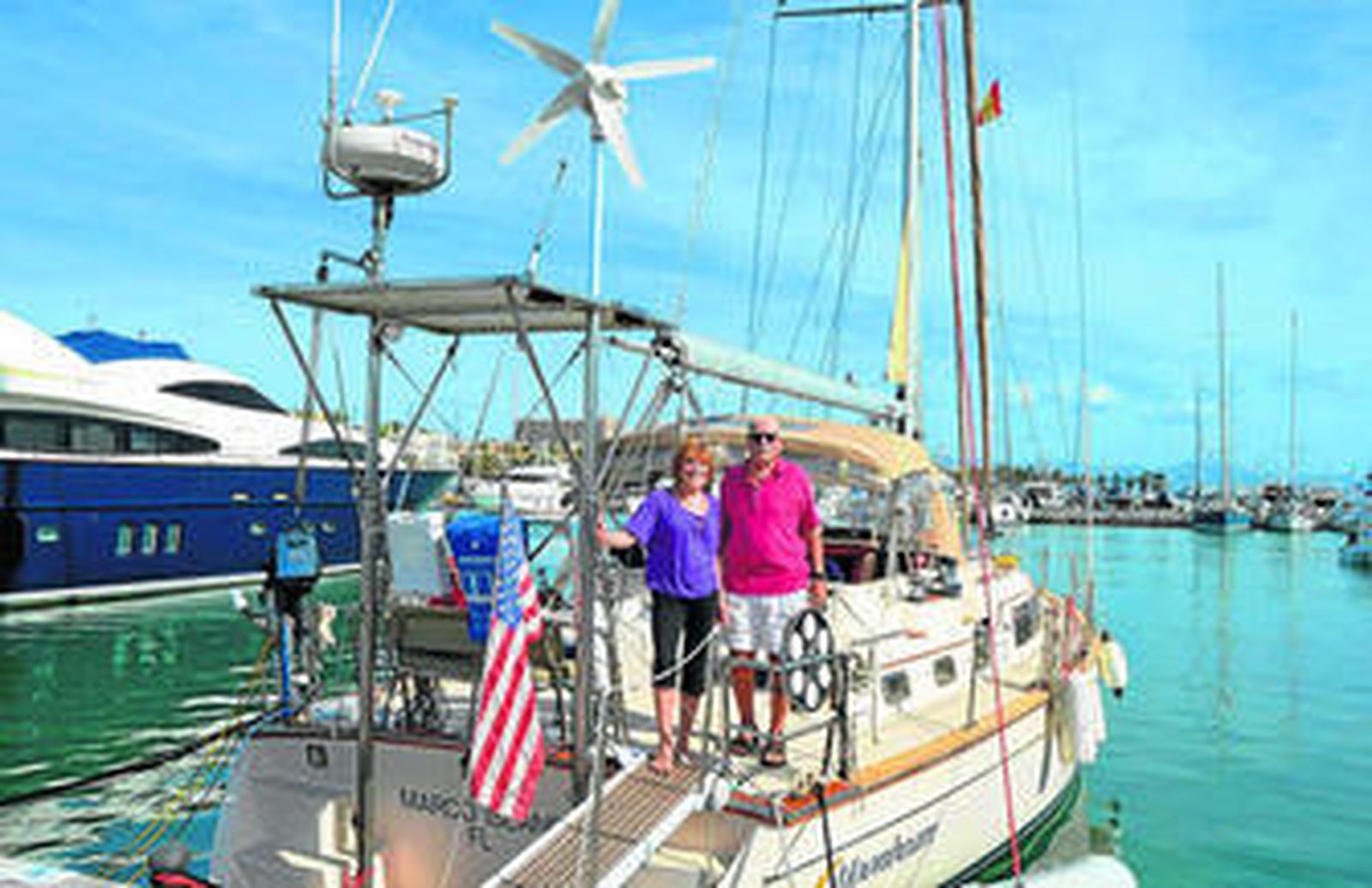 Juan Pedro Álvarez (Banco de Alimentos) estrecha la mano a Carlos Martínez de Campos (Barclays).