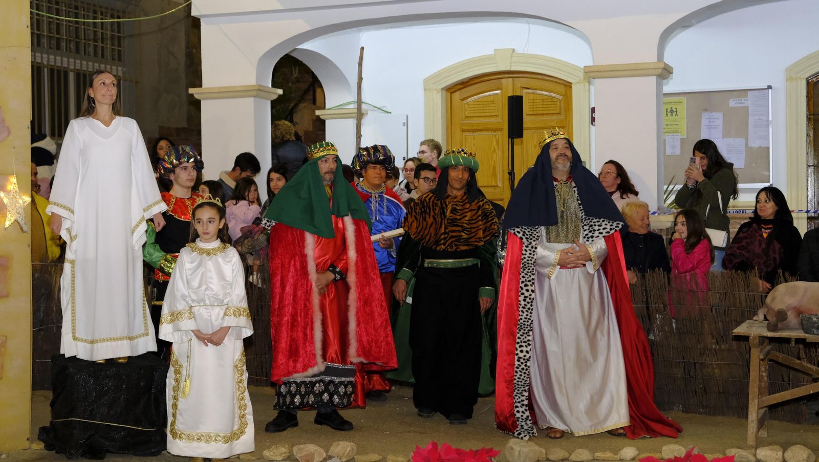 El Belén viviente de Gádor abarrota de público la plaza del pueblo, en imágenes