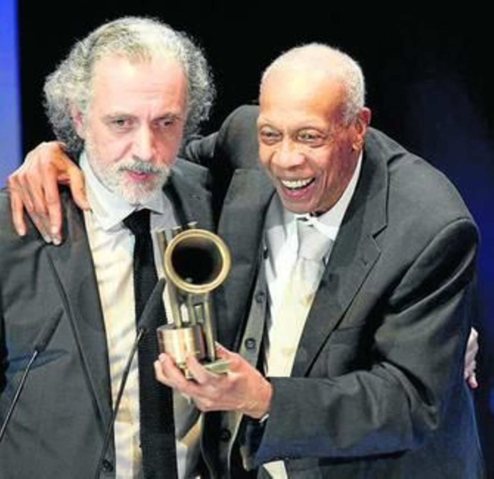 Fernando Trueba entrega el premio Latino de Honor a Bebo Valdés.