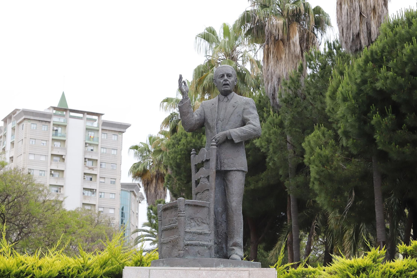 Monumento a Paco Toronjo en la Avenida de Andalucía, en Huelva.
