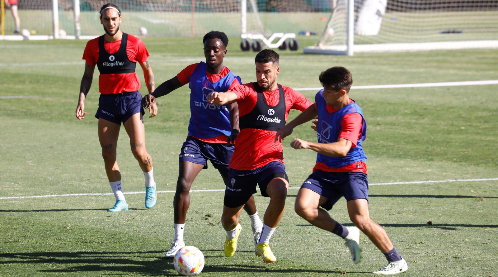 José Alonso intenta ganar el balón entre Diarra y Manolillo, en el entrenamiento del Córdoba CF de este miércoles.