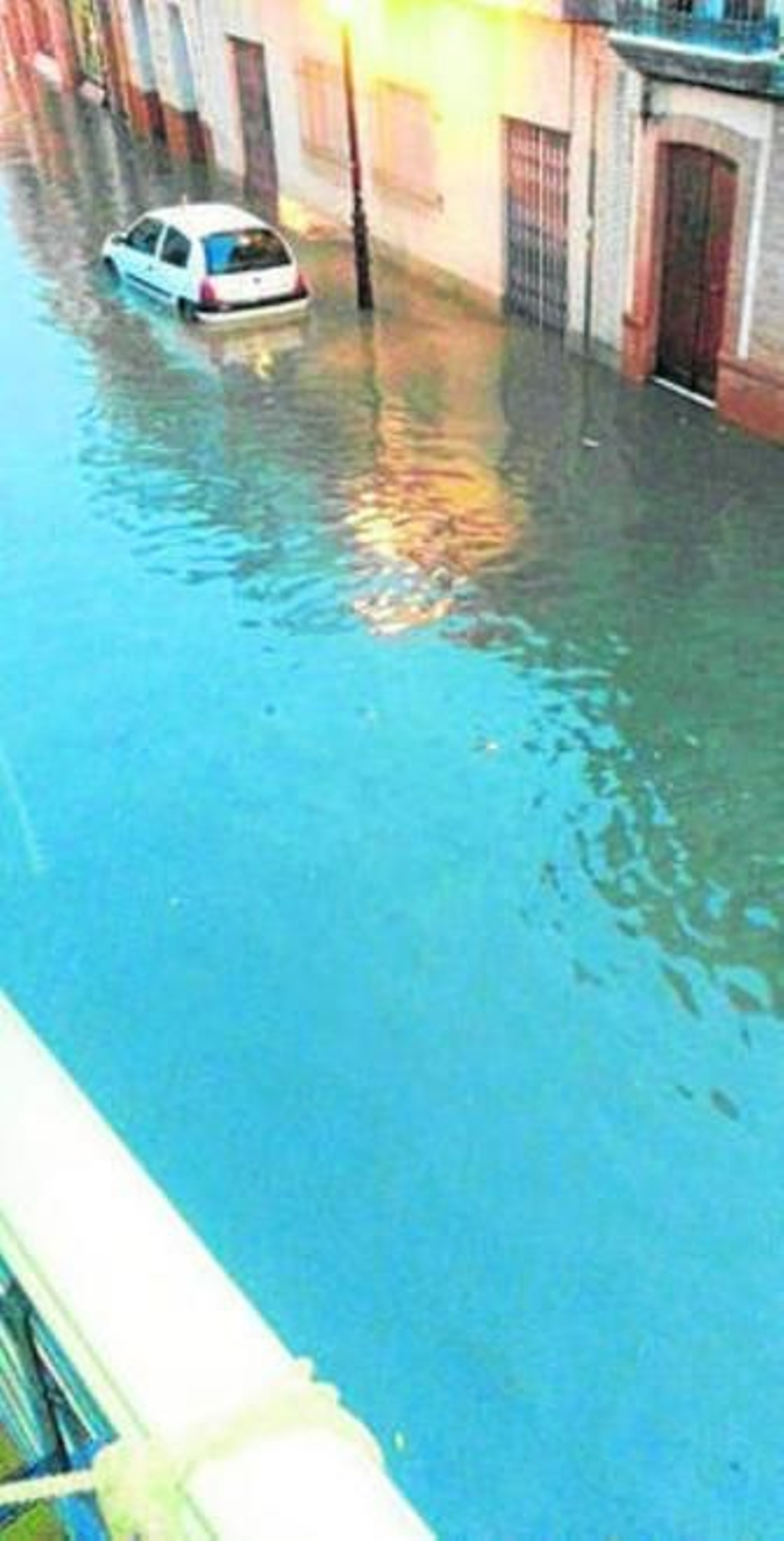 La calle Cervantes de Coria del Río anegada.