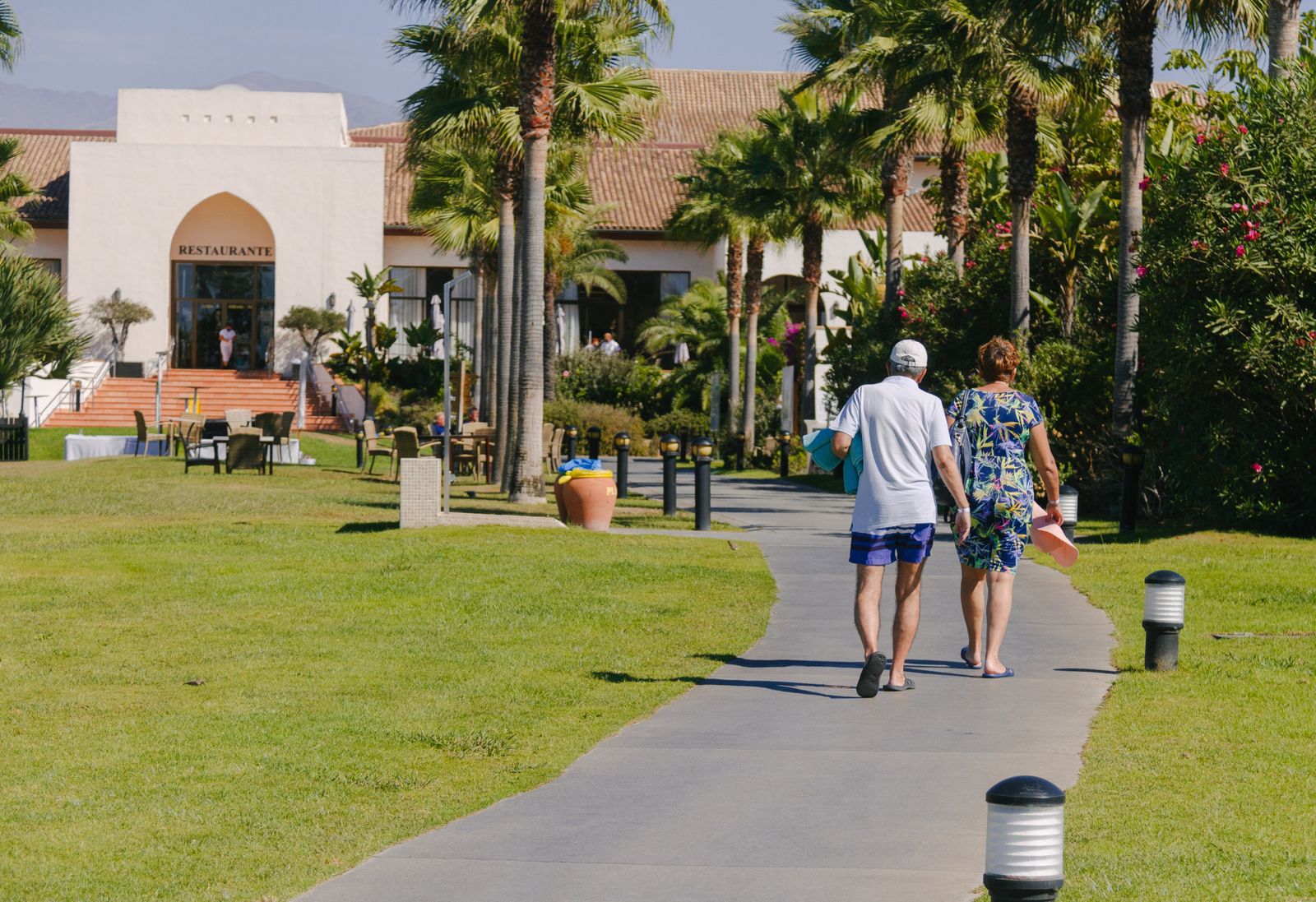 Dos turistas pasean por las instalaciones del Hotel Impressive