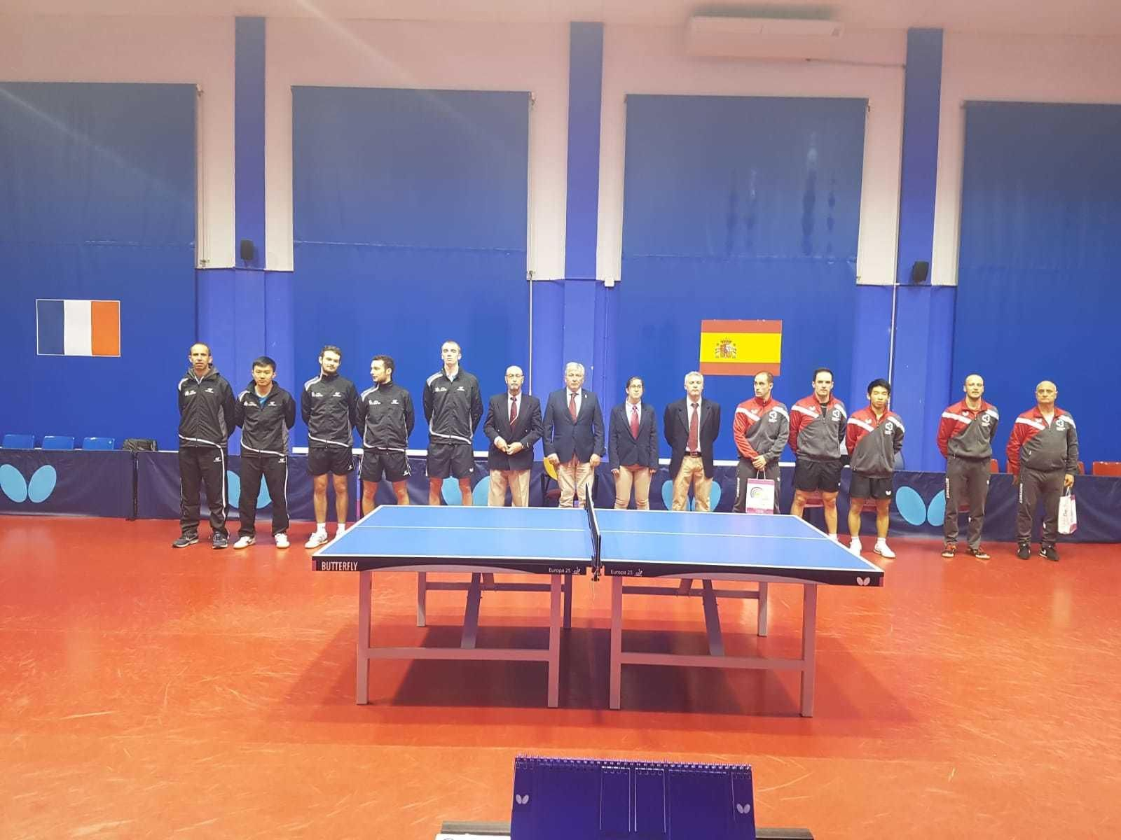 Formación del Istres y el Cajasur Priego, junto a los árbitros, en la previa del choque.