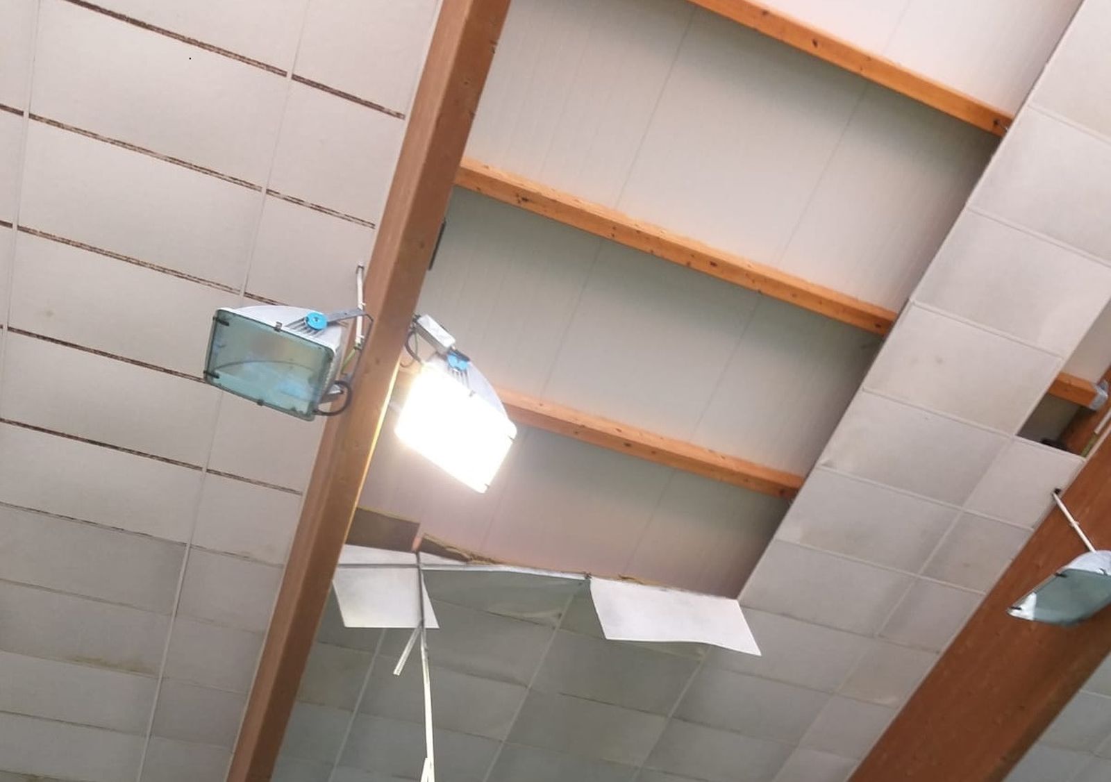 Aspecto que presenta el techo interior de la piscina cubierta