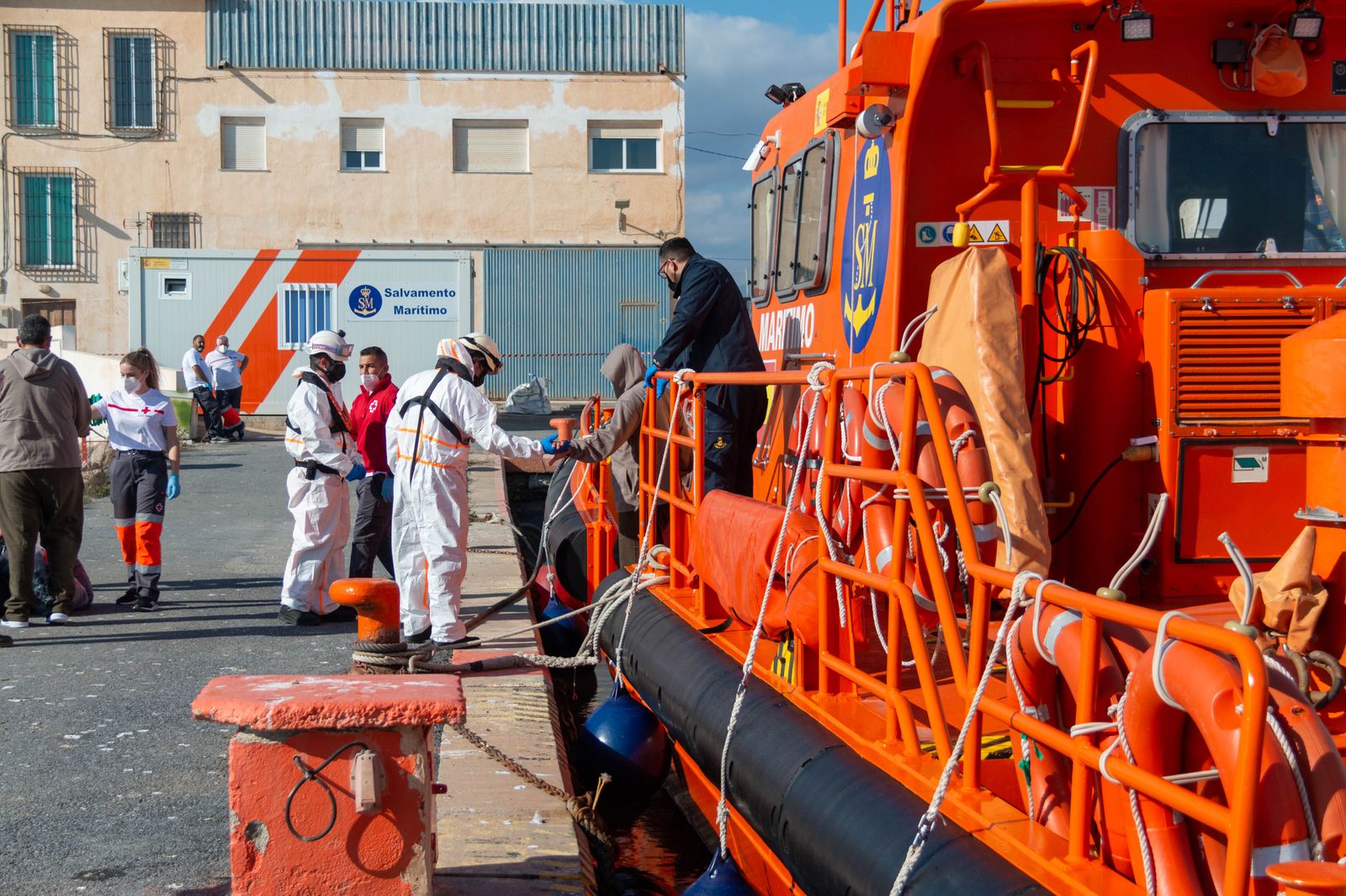 Trasladan al Puerto de Motril a dos migrantes que estaban en la isla de Alborán