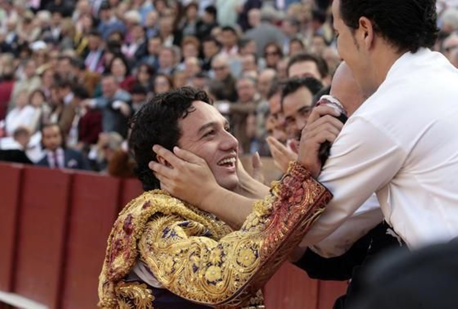 Oliva Soto brinda la oreja al culminar su faena.

Foto: Juan Carlos Muñoz