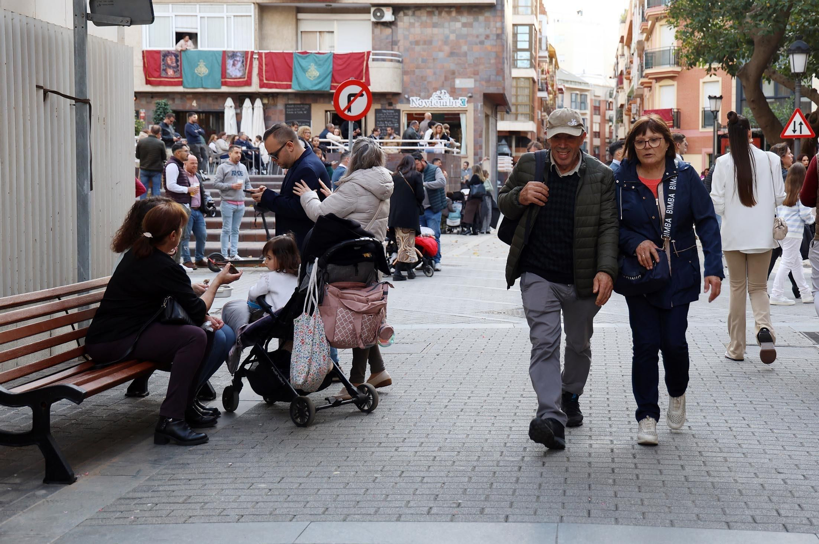 Las mejores imágenes del Lunes Santo en Huelva: Hermandad de las Tres Caídas