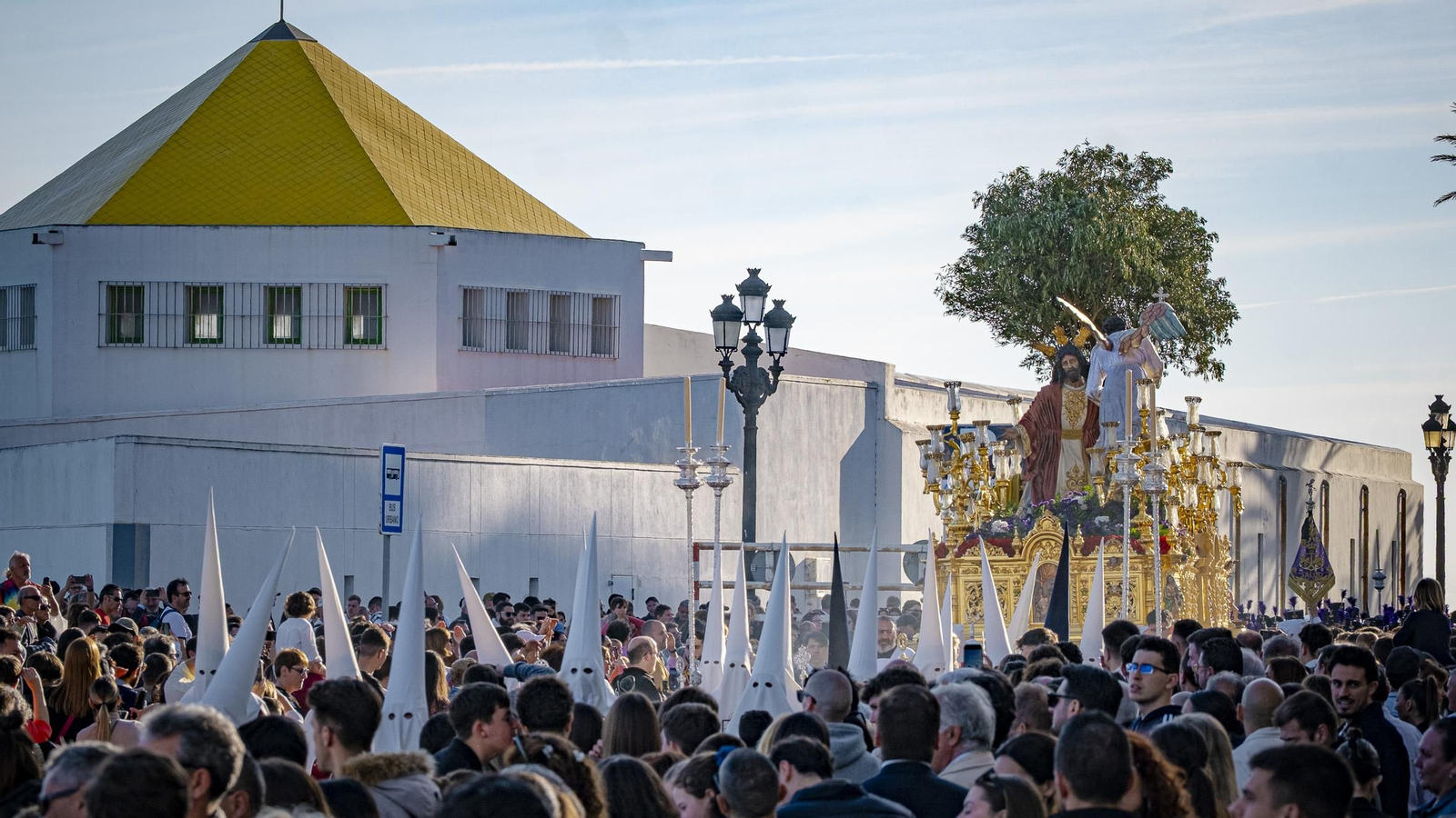 Imágenes de la salida de El Huerto en la Semana Santa de Cádiz 2025