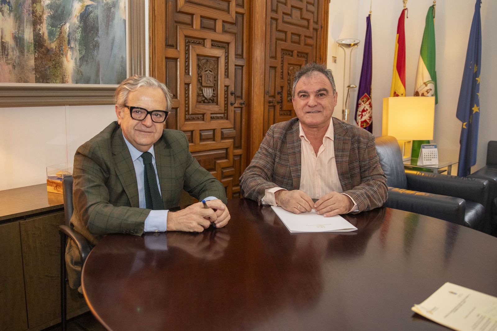 El presidente de la Diputación de Córdoba y el alcalde de Fuente la Lancha, en la firma del convenio.
