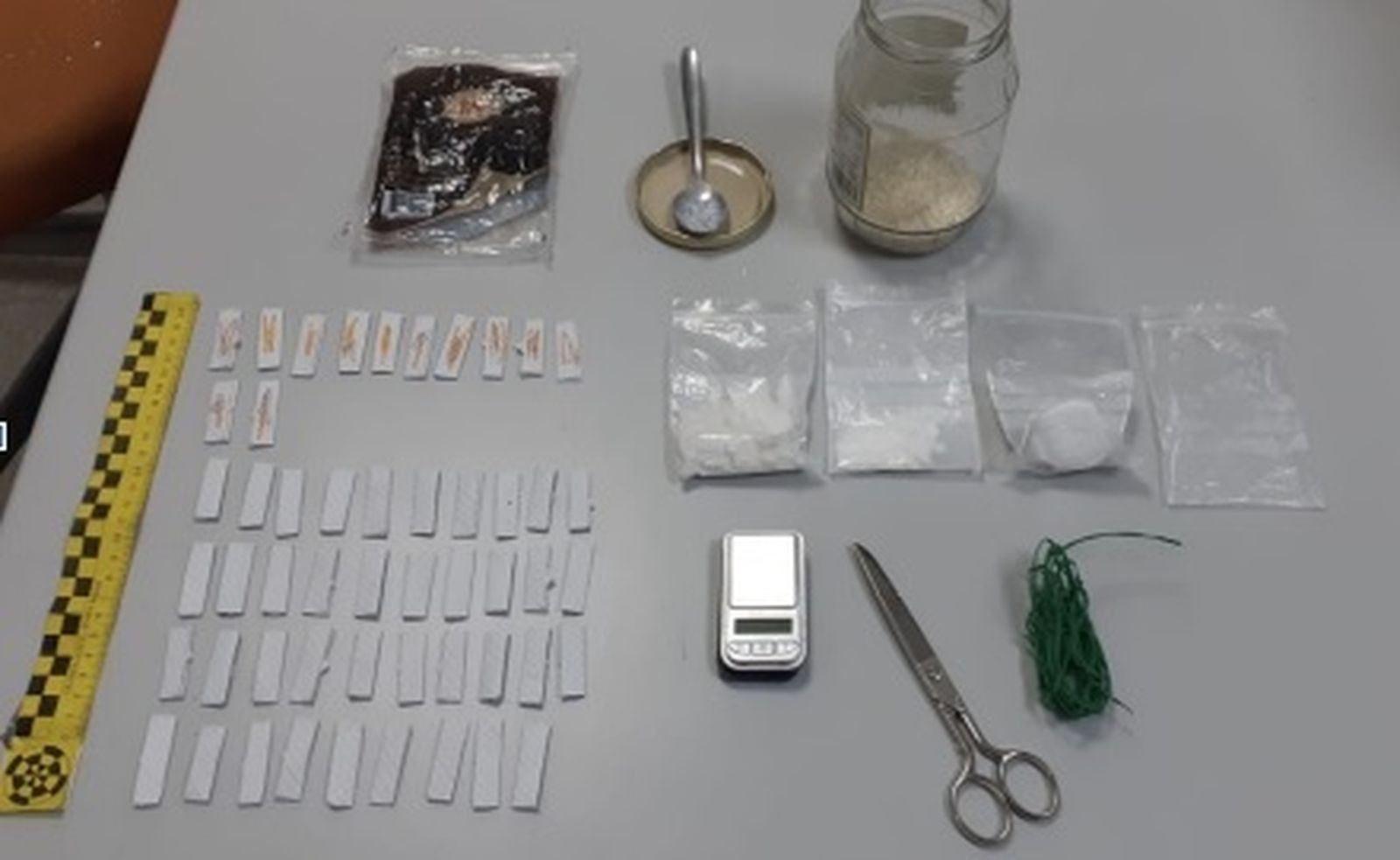 La Guardia Civil se incauta de 54 gramos de cocaína y 48 papelinas de heroína en Lora del Río.