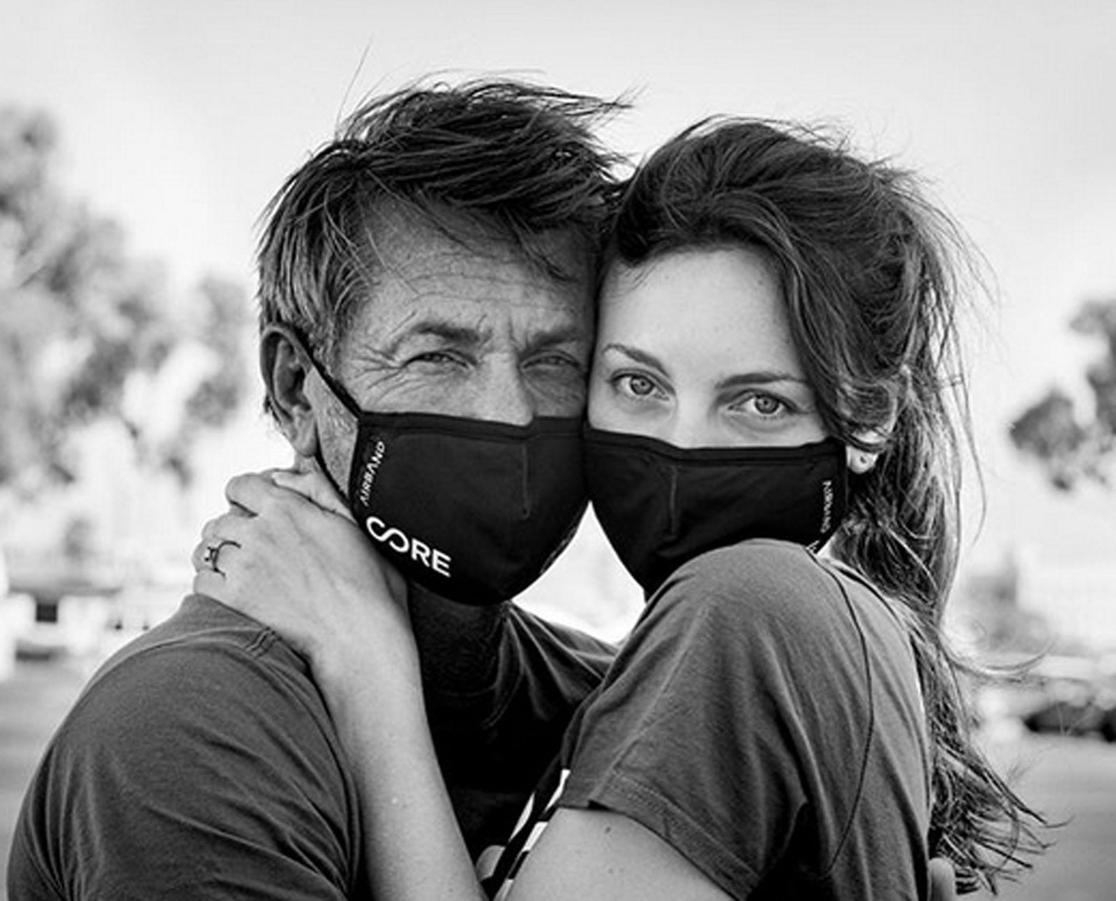 Sean Penn y Leila George, juntos el día de su boda por videoconferencia.