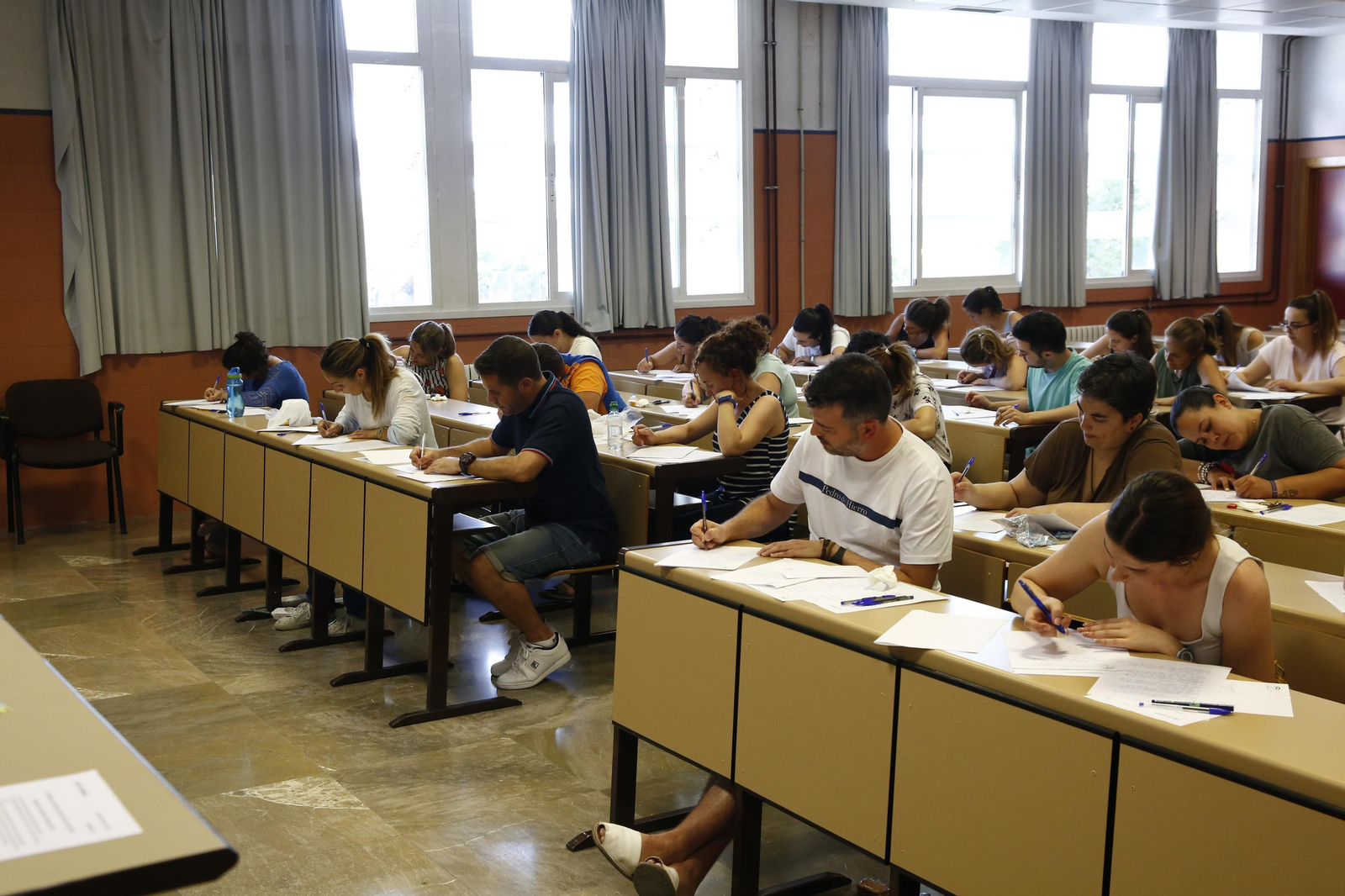 Opositores hoy en la sede de Caminos.