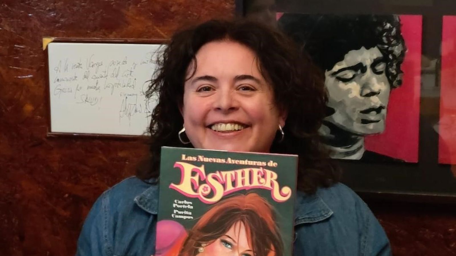 La anfitriona Luisa Pérez Fabra durante la celebración con uno de los regalos.