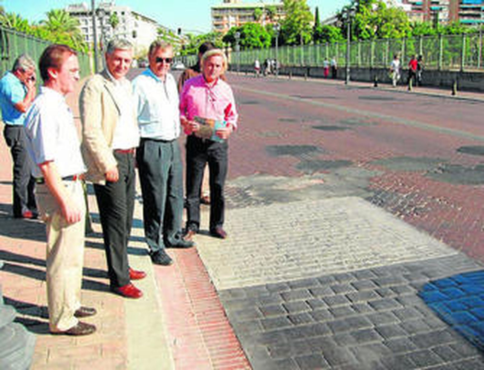 El concejal Maximiliano Vílchez (segundo por la izquierda) supervisó la colocación de las muestras en octubre.