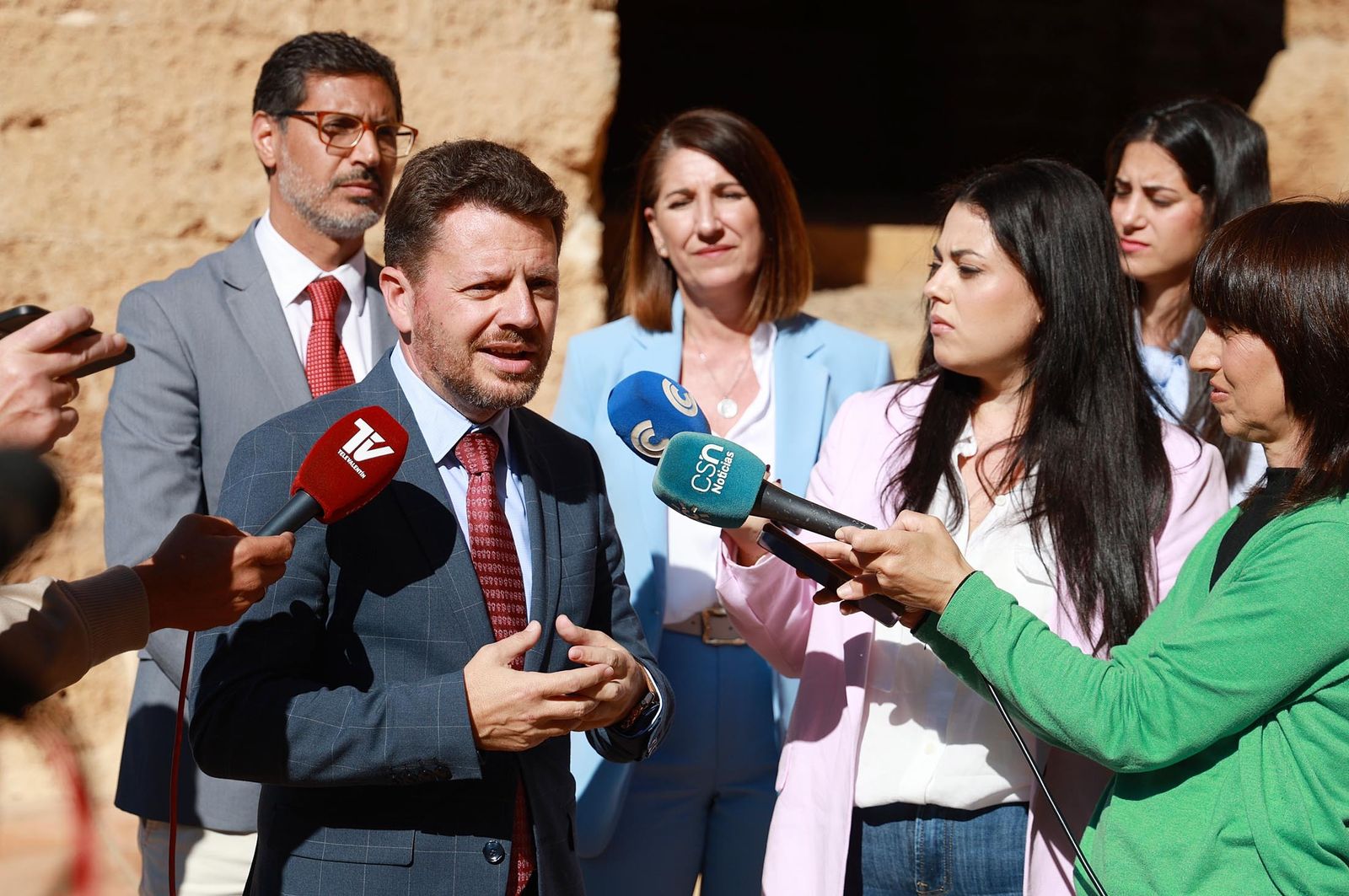 Imágenes de la visita a las obras de restauración de la Puerta del Buey en Niebla