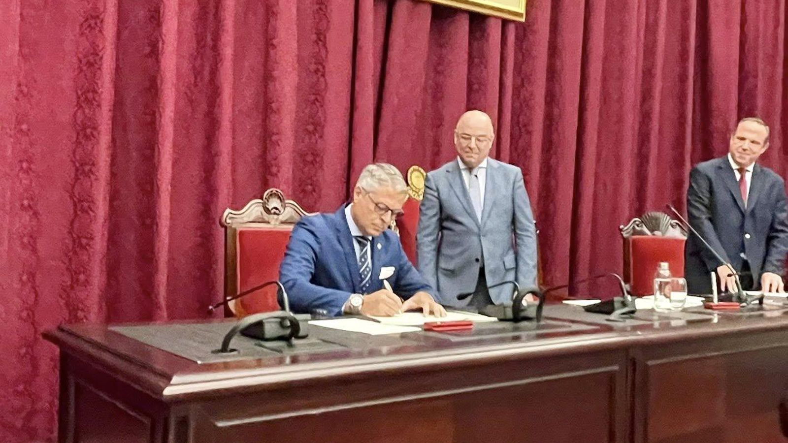 Manuel Tristán, hermano mayor de Las Viñas, firmando.