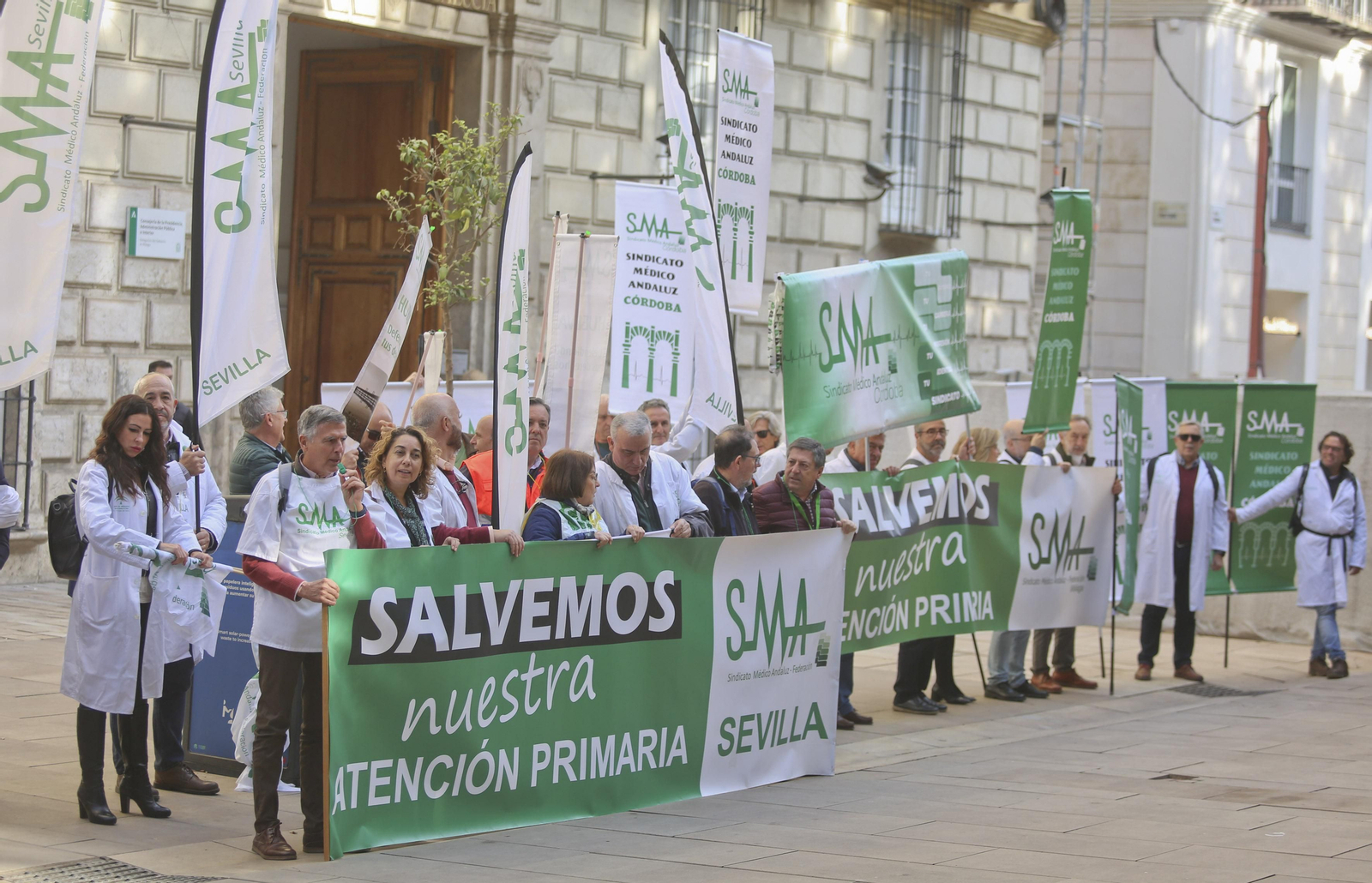 Una protesta del Sindicato Médico por la Atención Primaria ante la Delegación de la Junta en Málaga.