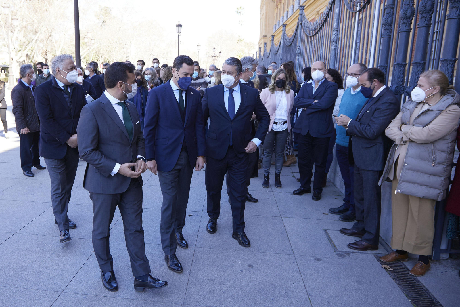 Juanma Moreno, este lunes tras guardar un minuto de silencio por las víctimas del 'Villa de Pitanxo'