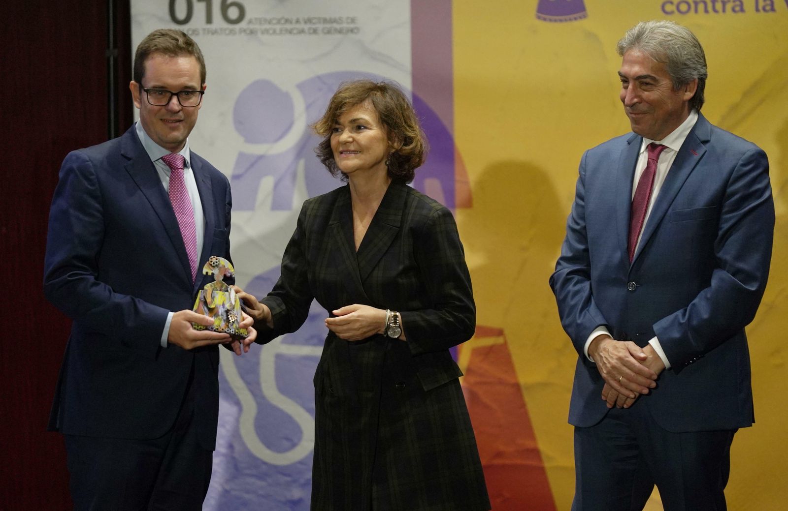 Ricardo Rodríguez junto a Carmen Calvo y Lucrecio Fernández.