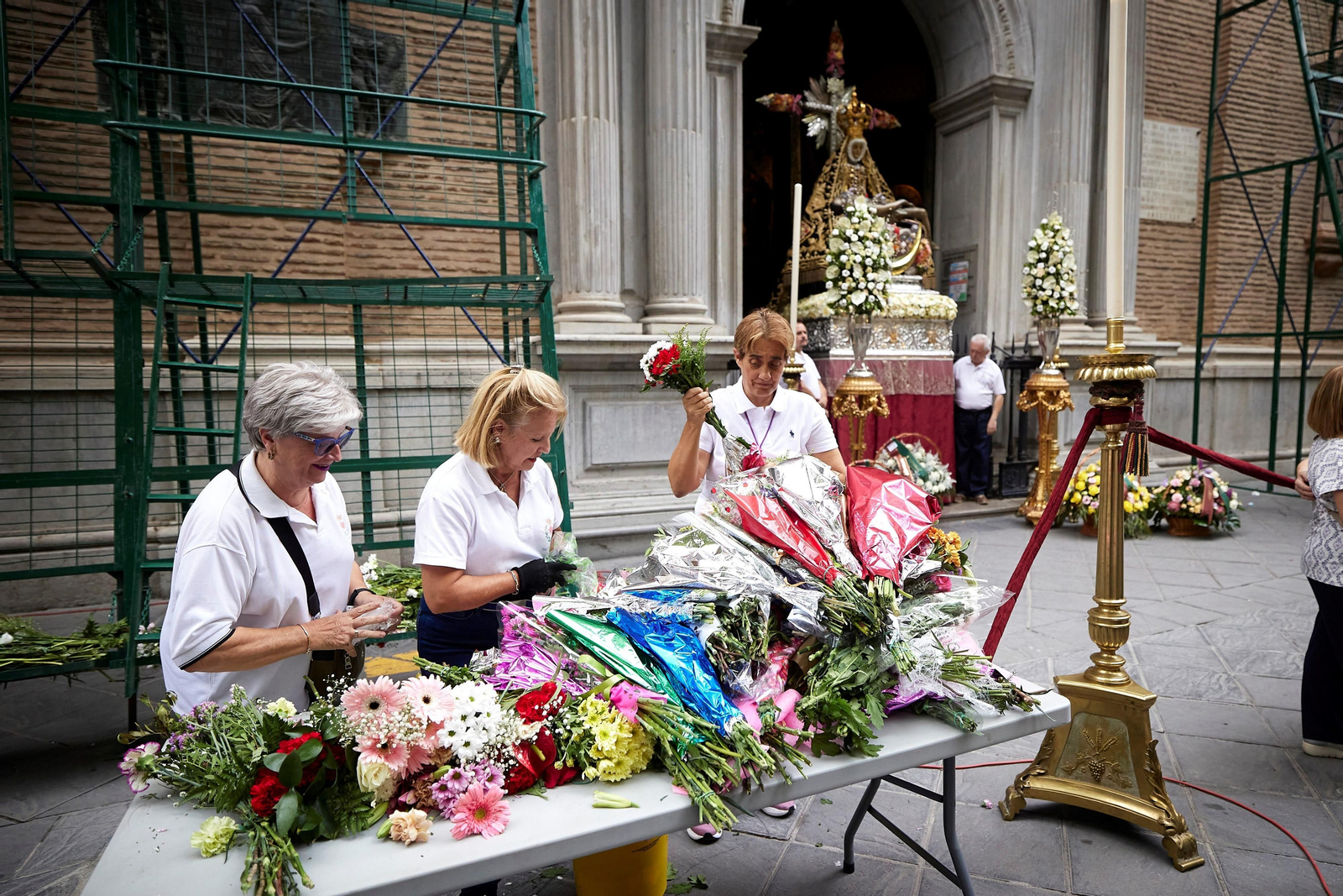 Granada se vuelca con la ofrenda floral en la Basílica de la Virgen de las Angustias