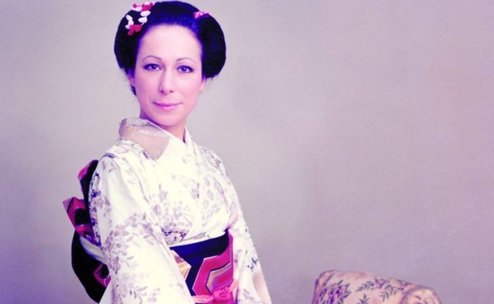 Cristina Hoyos ataviada con un kimono en una imagen contenida en este libro.