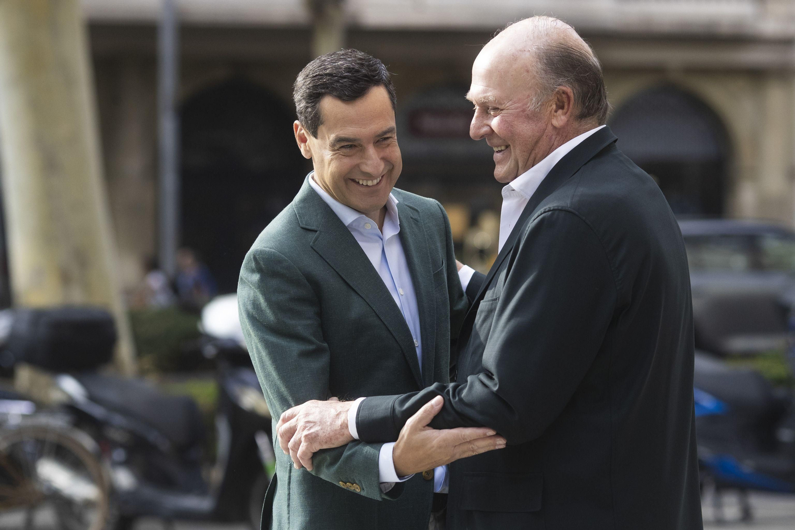 El presidente de la Junta en los instantes previos a la reunión con empresarios en Barcelona.