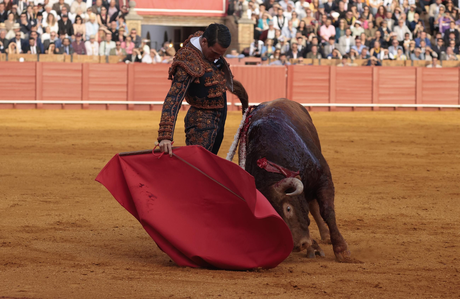 Las imágenes de los toros en Sevilla con Morante de la Puebla, José María Manzanares y Talavante