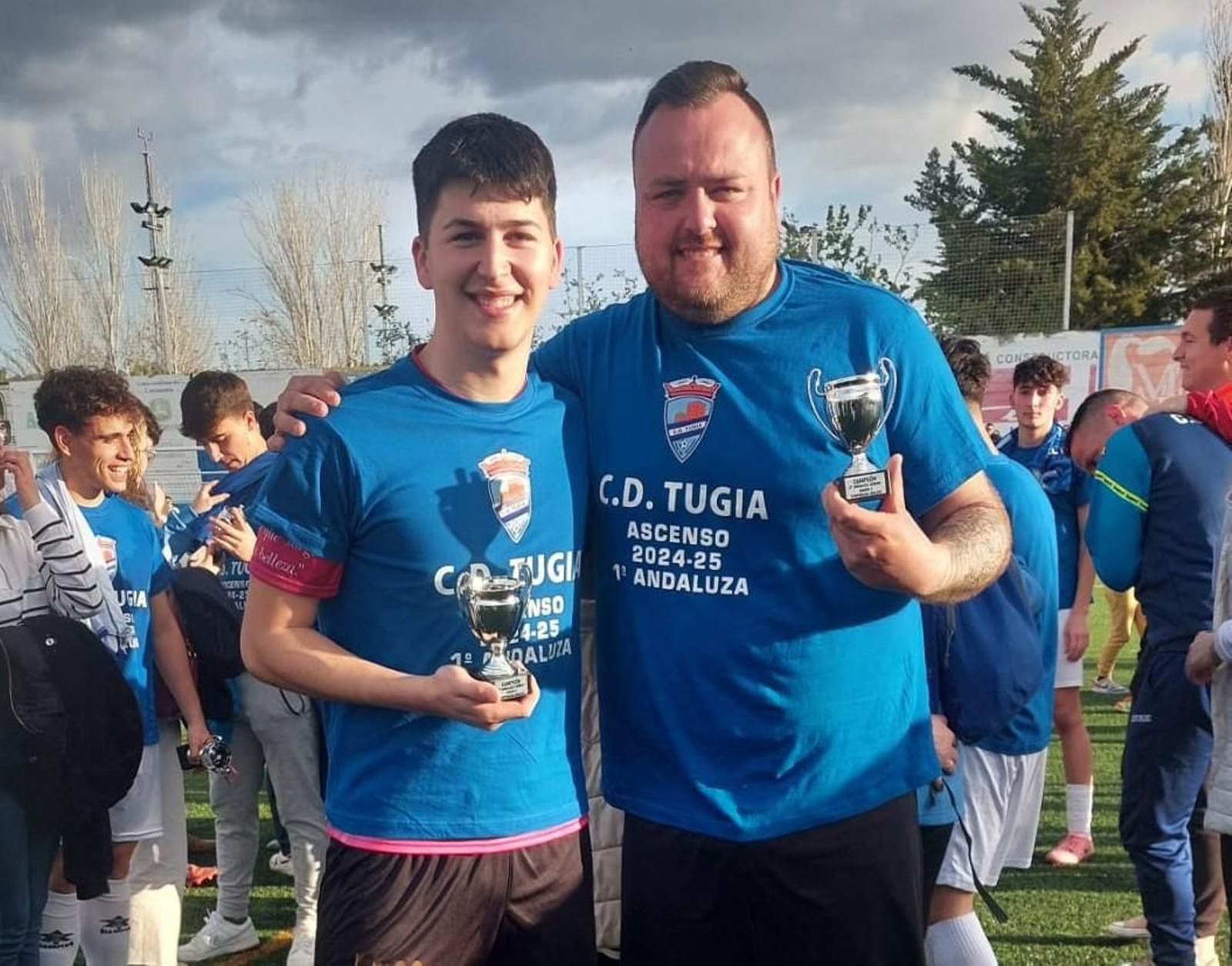 Xurrex, a la derecha, junto a uno de sus compañeros.