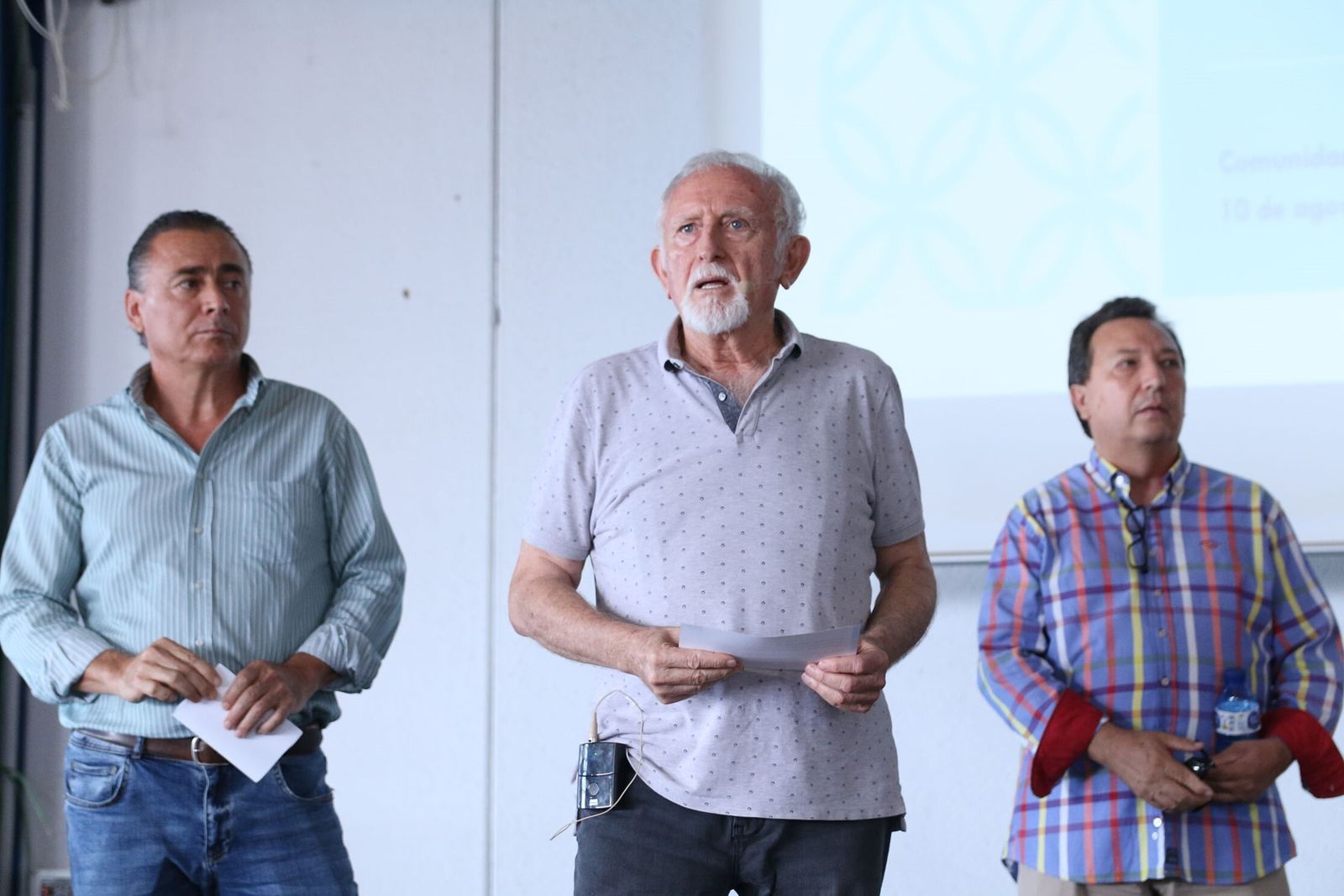 Antonio López durante su intervención en la concentración celebrada por el recorte del agua desalada procedente de la desaladora de Carboneras.