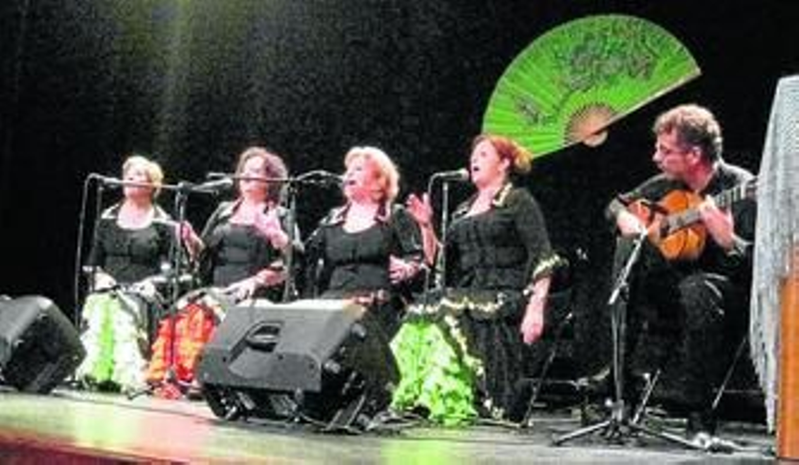Cantaoras de la Peña Femenina con Antonio Sousa a la guitarra.