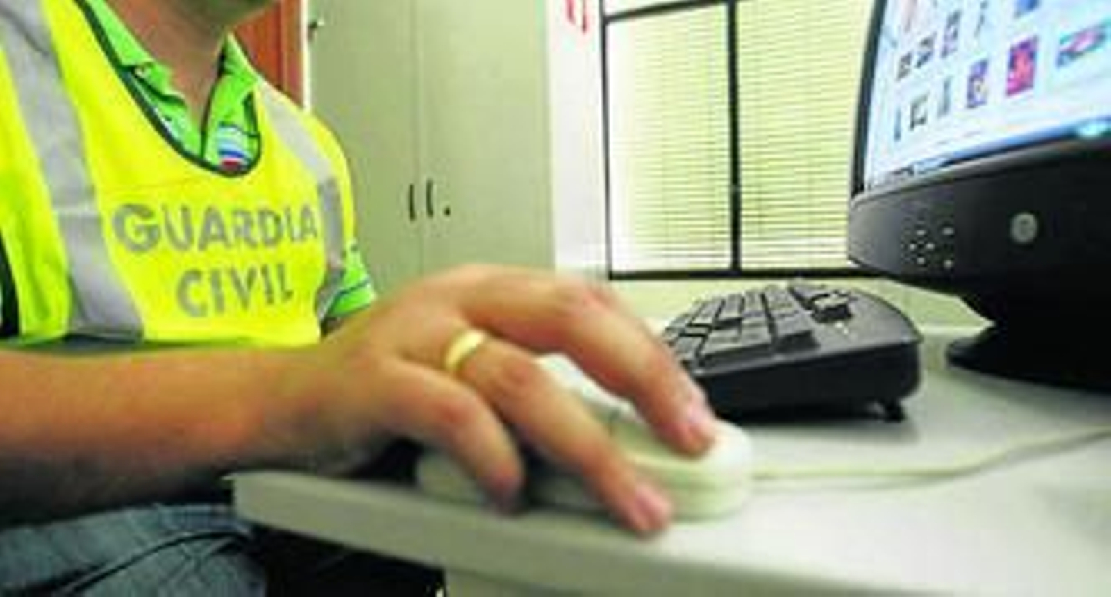 Un agente de la Guardia Civil, durante su jornada de trabajo.
