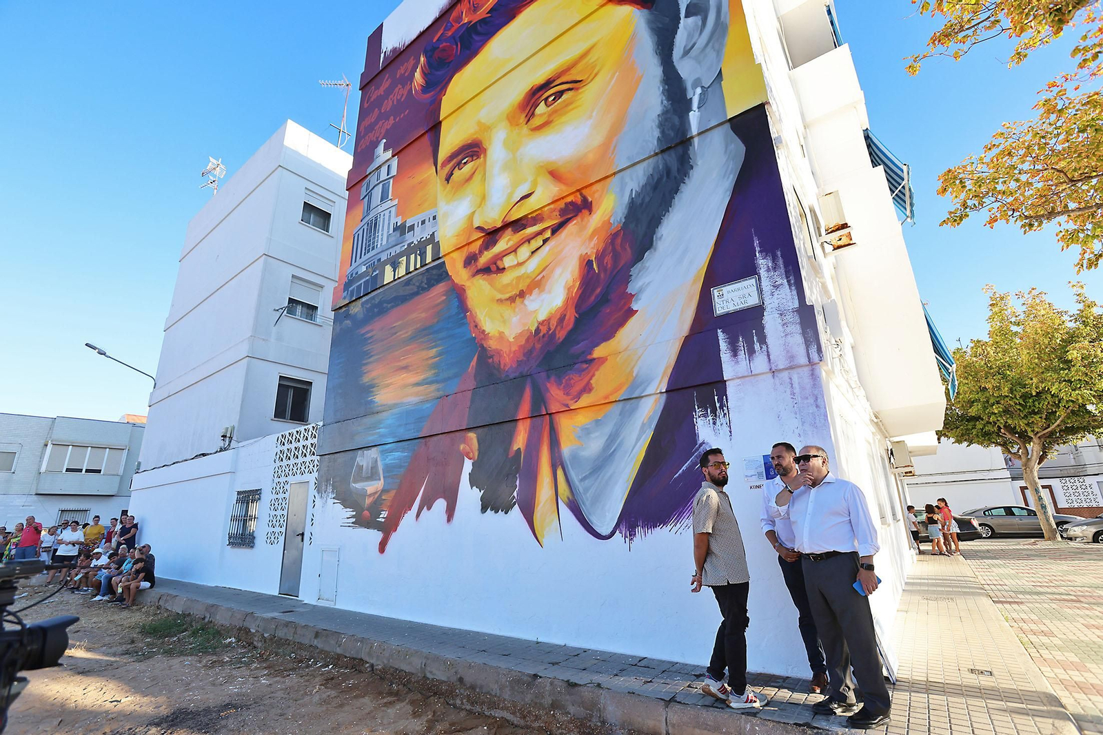 Imágenes de la inauguración del mural homenaje a Manuel Carrasco en Isla Cristina