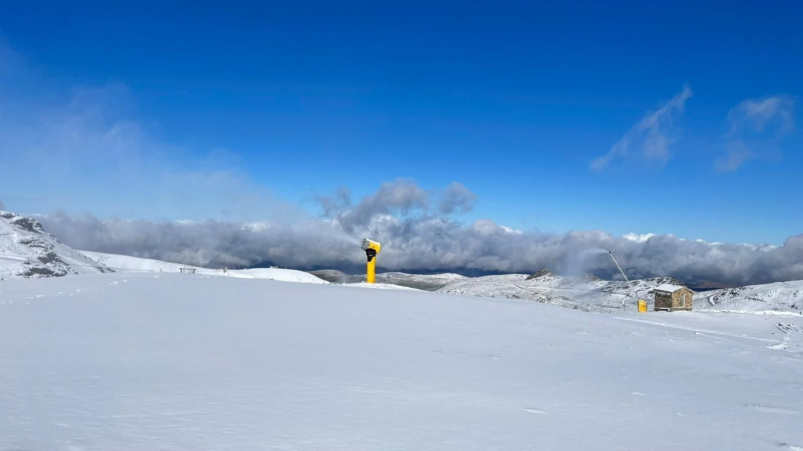 Cañones de nieve en Borreguiles.