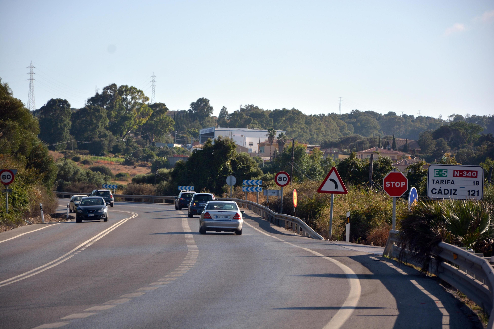 Varios vehículos circulan por la N-340  en dirección a Tarifa.