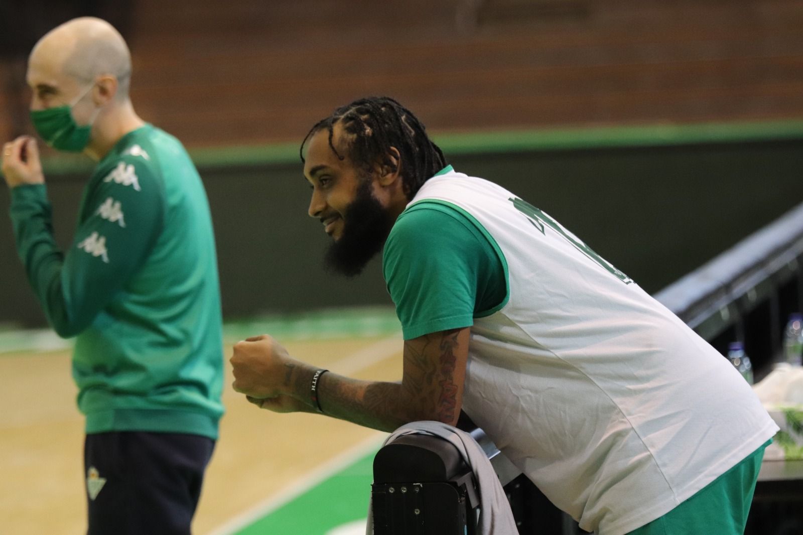 Harrow observa un entrenamiento de sus compañeros.