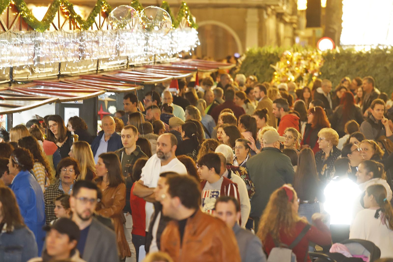 Imágenes del mercado navideño de la Plaza de Las Monjas