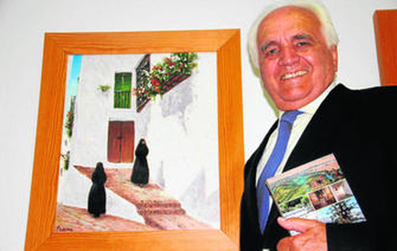 Antonio Morillo, con su nuevo libro fotografiado ayer en Vejer.