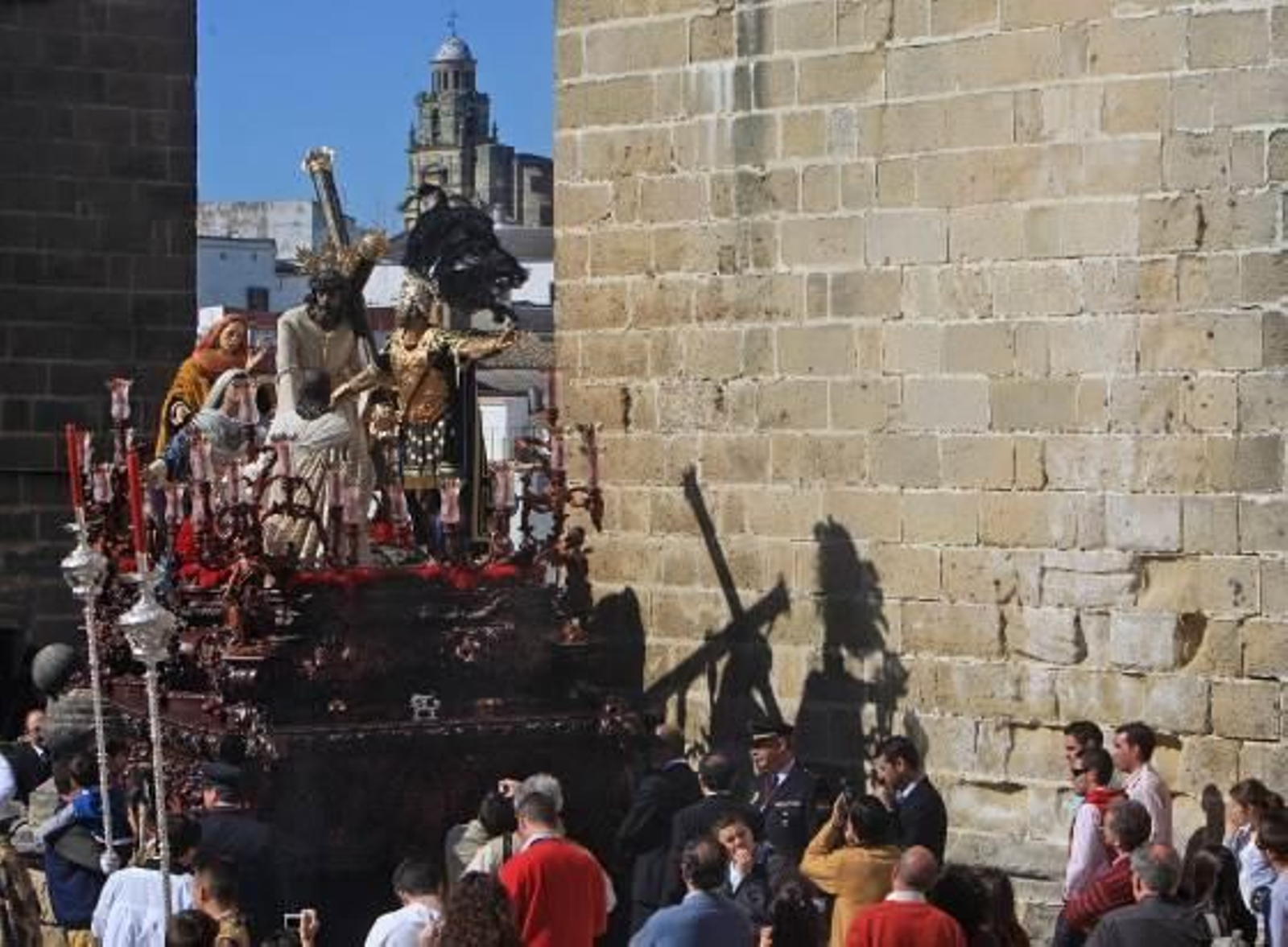 El paso del Señor de las Misericordias lució claveles rojos, mientras que el del palio los llevó de color rosa.

Foto: Juan Carlos Toro
