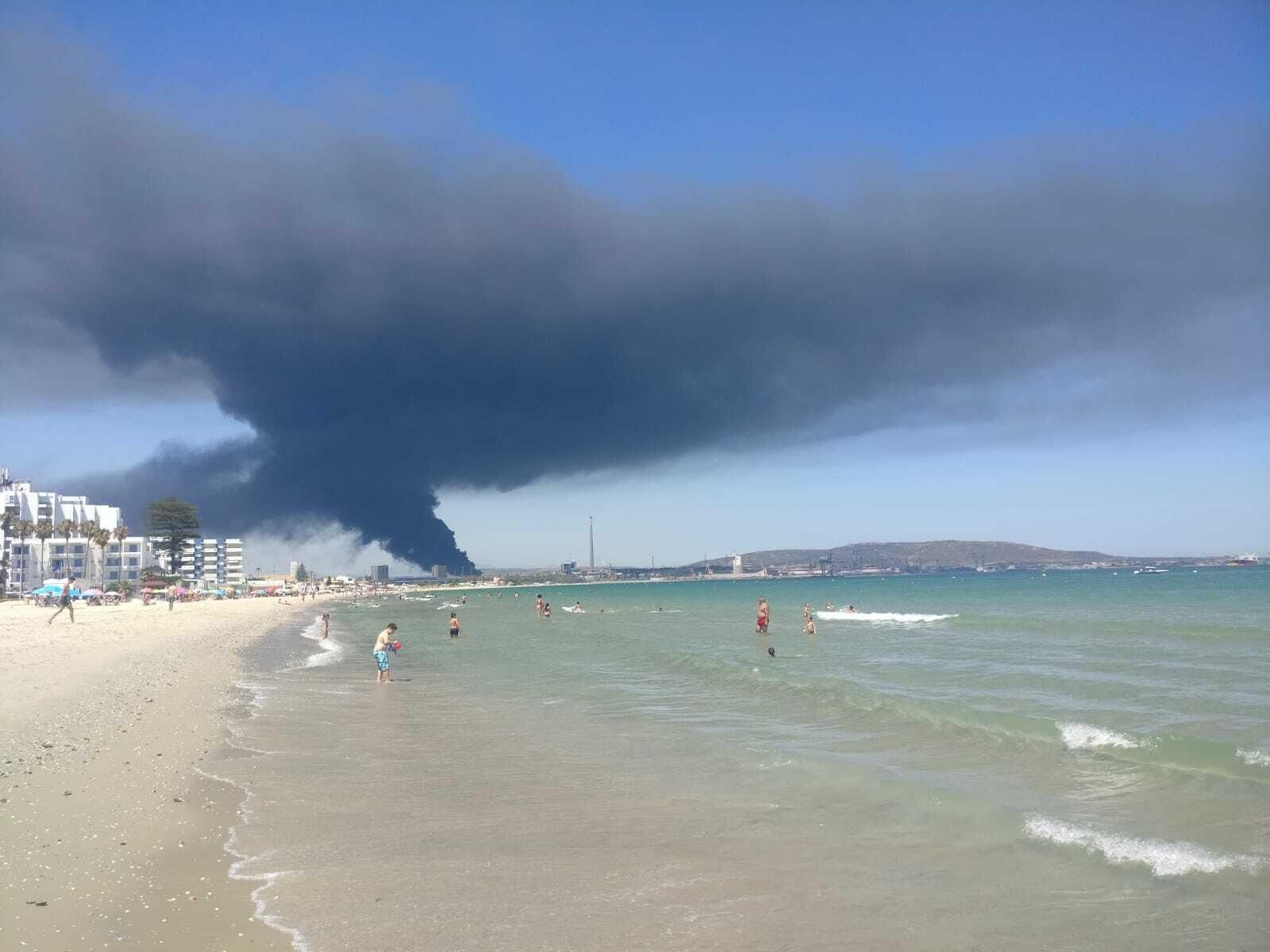 Las imágenes del enorme incendio en la fábrica de Indorama, en el polígono de Guadarranque (San Roque)