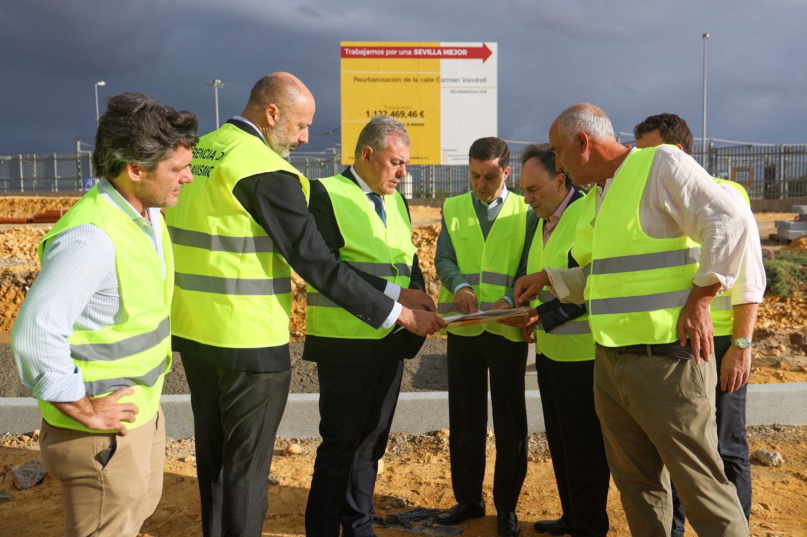 El alcalde, José Luis Sanz, durante su visita a las obras en la calle Carmen Vendrell.